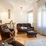 Garys Bright And Spacious Two Bedroom Flat Near Danube