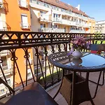 Garys Bright And Spacious Two Bedroom Flat Near Danube