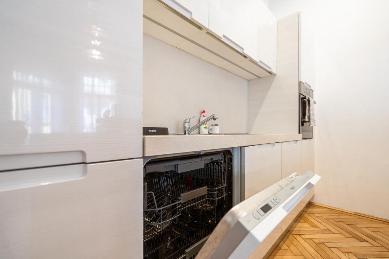 Garys Bright And Spacious Two Bedroom Flat Near Danube Apartment Budapest