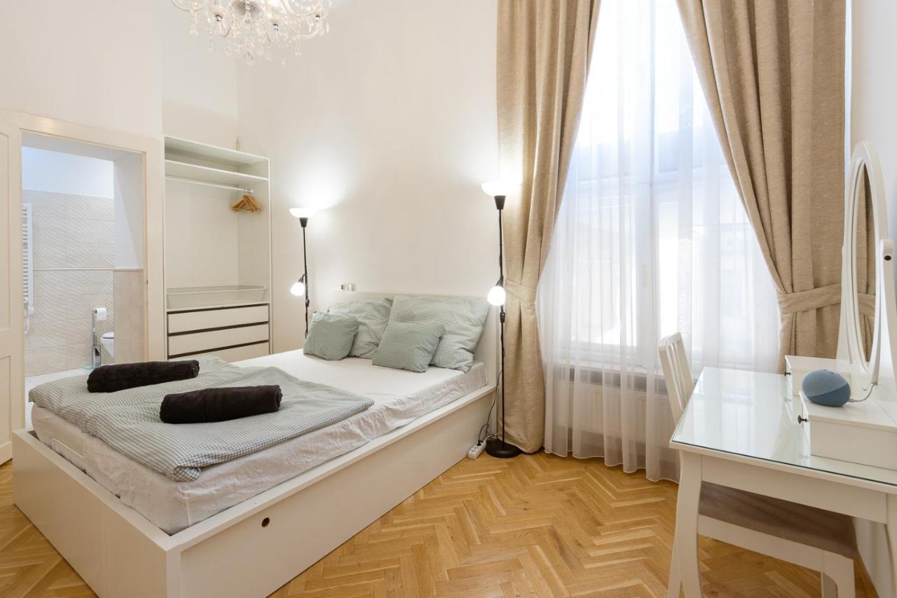 Apartment Garys Bright And Spacious Two Bedroom Flat Near Danube