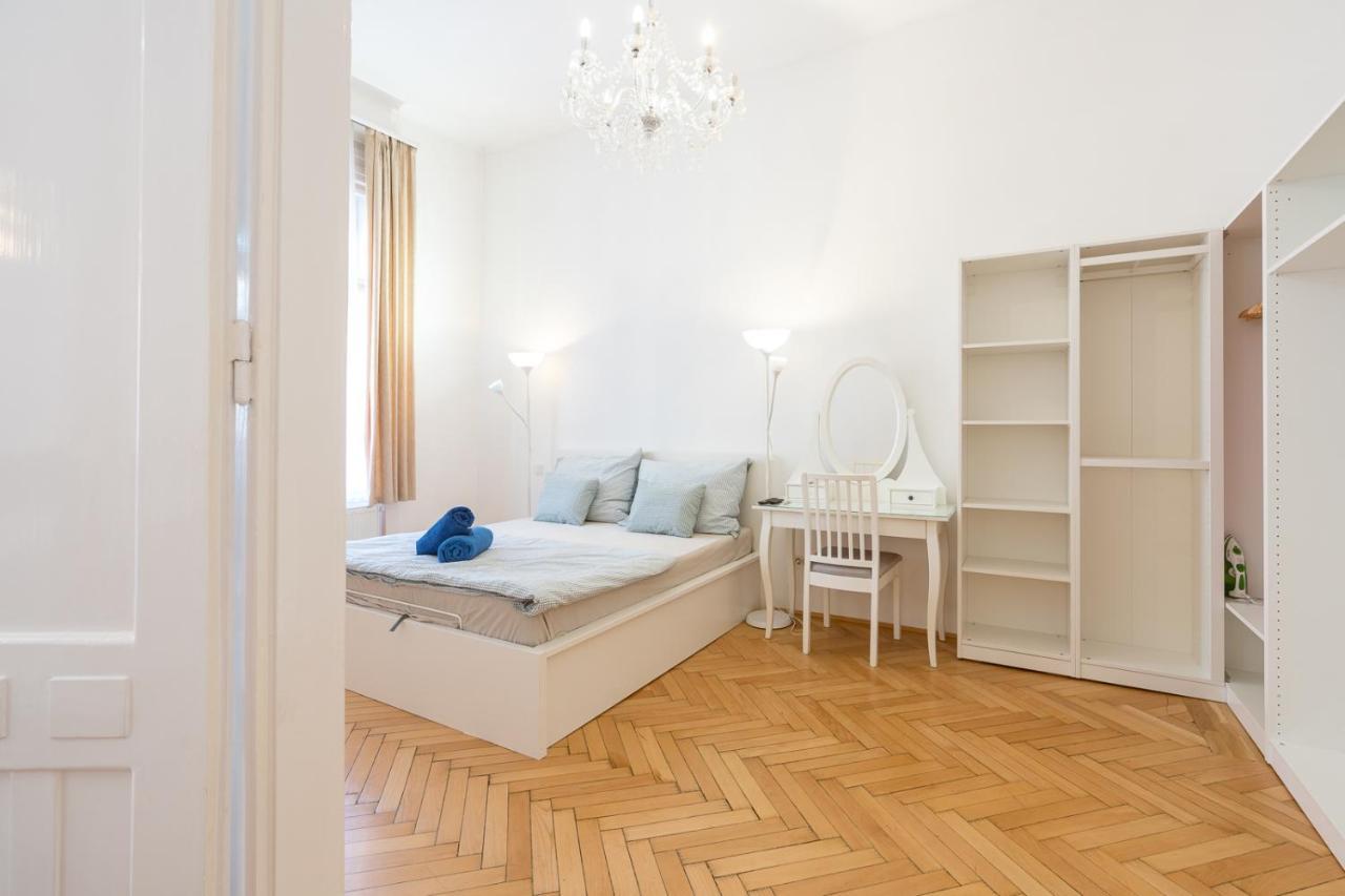 Garys Bright And Spacious Two Bedroom Flat Near Danube Apartment *