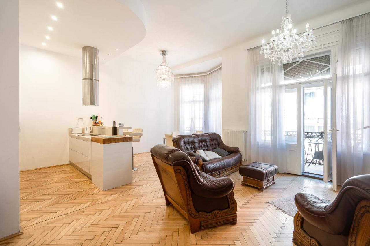 Garys Bright And Spacious Two Bedroom Flat Near Danube