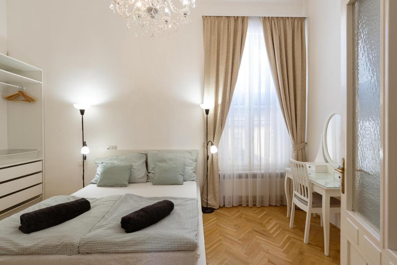 Apartment Garys Bright And Spacious Two Bedroom Flat Near Danube