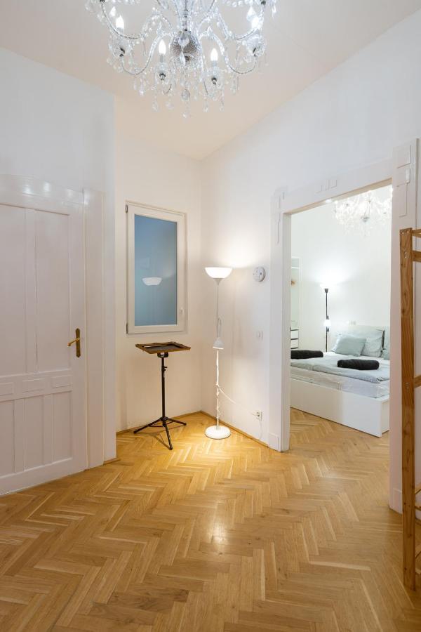 Apartment Garys Bright And Spacious Two Bedroom Flat Near Danube *