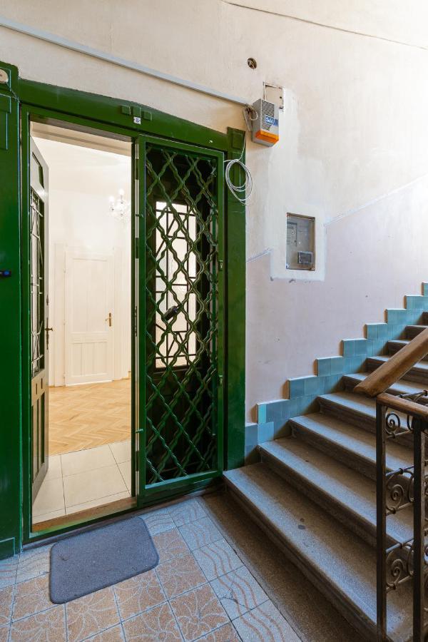 Garys Bright And Spacious Two Bedroom Flat Near Danube Apartment