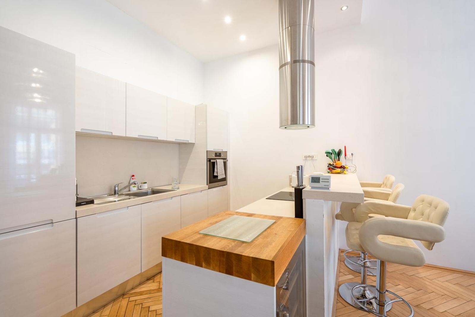 Apartment Garys Bright And Spacious Two Bedroom Flat Near Danube *